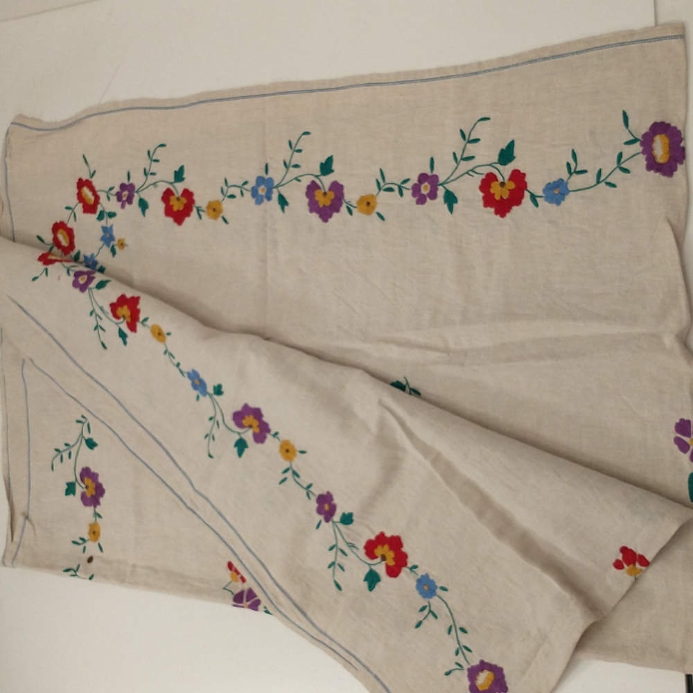 Vintage Linen Tablecloth 16 Matching Napkins Bold Floral Embroidery Color on Nat - Picture 3 of 6